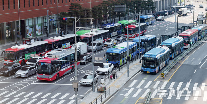 [서울=뉴시스] 홍효식 기자 = 전국 시내·외 버스 노조가 동시다발적 노동쟁의조정 신청에 돌입한 12일 서울역 앞 버스환승센터 정류장에서 버스들이 운행되고 있다. 2025.05.12. yesphoto@newsis.com