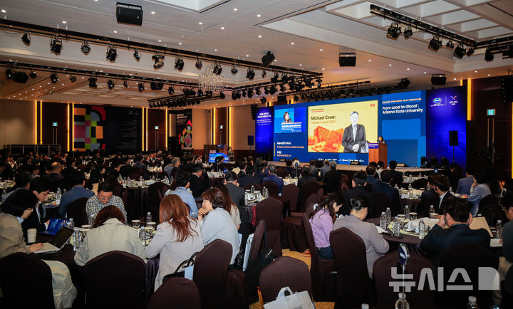 [서귀포=뉴시스] 우장호 기자 = 12일 오후 제주 서귀포시 부영호텔 우정홀에서 열린 '글로벌 교육혁신 고등교육 네트워크 포럼'(2025 제주 RISE-글로컬대학 포럼)에서 '글로벌 산학협력을 통한 지역과 대학의 동반성장'을 주제로 세션이 진행되고 있다. 2025.05.12. woo1223@newsis.com
