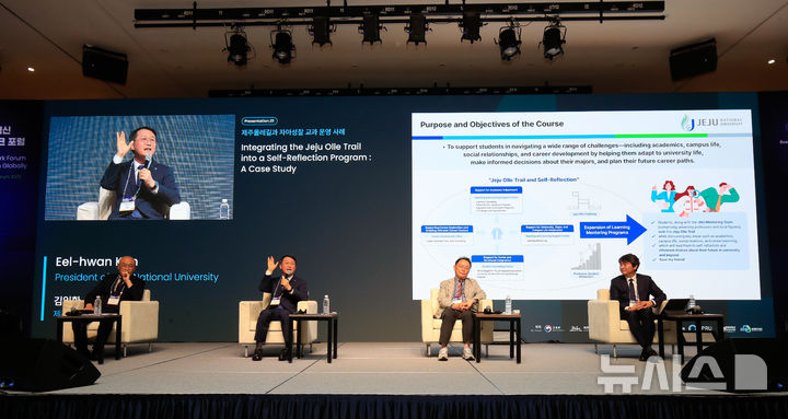 [서귀포=뉴시스] 우장호 기자 = 김일환(왼쪽 두번째) 제주대학교 총장이 12일 오후 제주 서귀포시 부영호텔 우정홀에서 열린 '글로벌 교육혁신 고등교육 네트워크 포럼'(2025 제주 RISE-글로컬대학 포럼)에서 '글로벌 K-교육·연구 런케이션, 제주'를 주제로 발제하고 있다. 2025.05.12. woo1223@newsis.com