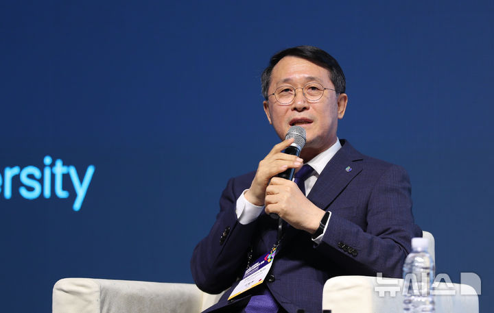 [서귀포=뉴시스] 우장호 기자 = 김일환 제주대학교 총장이 12일 오후 제주 서귀포시 부영호텔 우정홀에서 열린 '글로벌 교육혁신 고등교육 네트워크 포럼'(2025 제주 RISE-글로컬대학 포럼)에서 '글로벌 K-교육·연구 런케이션, 제주'를 주제로 발제하고 있다. 2025.05.12. woo1223@newsis.com