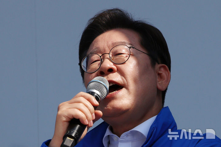 [화성=뉴시스] 조성우 기자 = 사진은 이재명 더불어민주당 대선후보가 제21대 대통령선거 공식 선거운동이 시작된 지난 12일 경기 화성시 동탄 센트럴파크 음악분수중앙광장에서 열린 집중유세에서 연설하고 있는 모습. (공동취재) 2025.05.12. photo@newsis.com