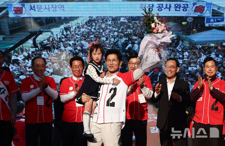 [대구=뉴시스] 고승민 기자 = 김문수 국민의힘 대선후보가 12일 대구 달성로 서문시장에서 시민들에게 지지를 호소하고 있다. (공동취재) 2025.05.12. photo@newsis.com