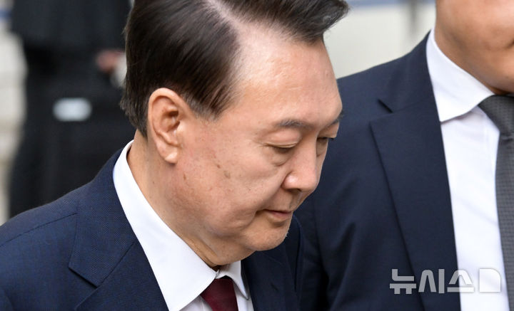 [서울=뉴시스] 사진공동취재단 = 윤석열 전 대통령이 12일 서울 서초구 서울중앙지방법원에서 열린 '내란 우두머리 혐의' 3차 공판을 마치고 귀가하고 있다. 2025.05.12. photo@newsis.com