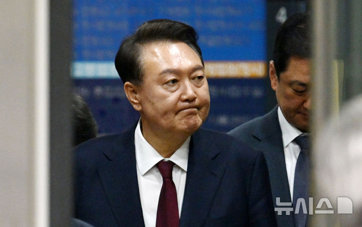 [서울=뉴시스] 사진공동취재단 = 윤석열 전 대통령이 12일 서울 서초구 서울중앙지방법원에서 열린 '내란 우두머리 혐의' 3차 공판을 마치고 귀가하고 있다. 2025.05.12. photo@newsis.com