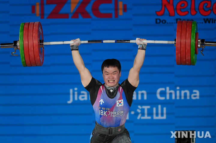 [장산=신화/뉴시스] 손현호, 2025 국제역도연맹(IWF) 세계역도선수권대회 남자 79㎏급 경기 용상 동메달 획득. 사진은 지난 5월 2025 아시아역도연맹(AWF) 아시아역도선수권대회 당시. 2025.05.13.