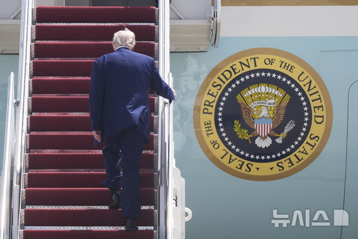 [앤드루스 공군기지=AP/뉴시스] 도널드 트럼프 미국 대통령이 지난 12일(현지 시간) 앤드루스 공군기지에서 대통령 전용기에 오르고 있다. 트럼프 대통령이 카타르 왕실로부터 항공기를 선물 받기로 하자 강성 지지층도 뇌물이라고 비판에 나섰다. 2025.05.14.