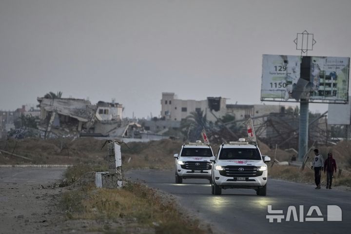 [가자지구=AP/뉴시스] ﻿﻿팔레스타인 무장정파 하마스가 가자지구 내 억류 중이던 인질 중 4명의 시신을 이스라엘 측에 추가로 인도하겠다고 밝혔다. 사진은 지난 12일(현지 시간) 팔레스타인 무장 정파 하마스로부터 석방된 미국·이스라엘 이중국적 병사 에단 알렉산더가 국제적십자위원회에 인도된 뒤, 그를 태운 적십자 차량이 가자지구를 떠나는 모습. 2025.10.15