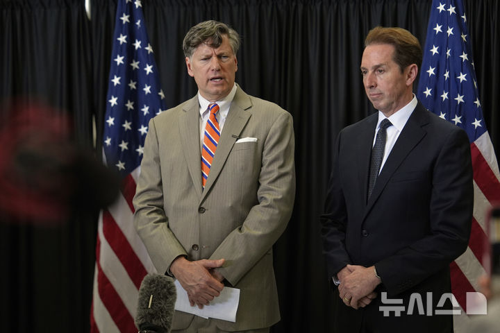 <font style="vertical-align: inherit;"><font style="vertical-align: inherit;">[덜레스=AP/뉴시스] 남아프리카공화국계 아프리카너들이 12일(현지 시간) 미 버지니아주 덜레스에 있는 덜레스 국제공항에 도착한 가운데 크리스토퍼 랜도(왼쪽) 국무부 부장관과 트로이 에드거 국토안보부 부장관이 발언하고 있다. 이날 아프리카너(16세기 이후 네덜란드 등 유럽에서 남아공으로 이주해 정착한 백인) 59명이 난민 자격으로 미국에 입국했다. 취임 뒤 사실상 난민 수용을 중단한 도널드 트럼프 행정부가 남아공 백인의 난민 지위를 인정해 미국 내 정착을 허용해 논란이 일고 있다. 2025.05.13.</font></font>