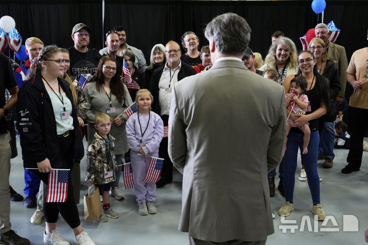 [워싱턴=AP/뉴시스]크리스토퍼 랜도 미 국무 부장관이 지난 12일(현지시각) 난민 자격으로 미국에 도착한 남아프리카공화국 백인들을 맞이하고 있다. 남아공 백인을 난민으로 받아들이는 정책은 도널드 트럼프 미 대통령의 숙원이었다. 2025.5.15. 