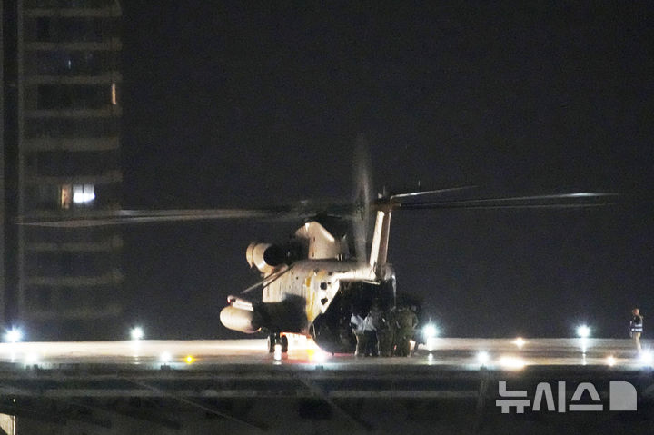 [텔아비브=AP/뉴시스] 12일(현지 시간) 팔레스타인 무장 정파 하마스로부터 석방된 미국·이스라엘 이중국적 병사 에단 알렉산더가 헬기를 타고 이스라엘 텔아비브의 병원에 도착하고 있다. 알렉산더는 미국 뉴저지 출신으로, 아직 가자지구에 억류된 마지막 미국인 생존자로 알려졌다. 2025.05.13.