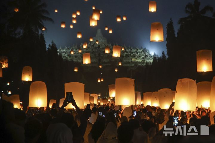 [마겔랑=AP/뉴시스] 인도네시아 석가탄신일(웨삭데이)인 12일(현지 시간) 인도네시아 마겔랑의 9세기 보로부두르 사원에서 신도들이 풍등을 날리고 있다. 인도네시아, 태국, 미얀마 등 남방불교권 국가들은 음력 4월 15일을 석가탄신일로 기념한다. 2025.05.13.
