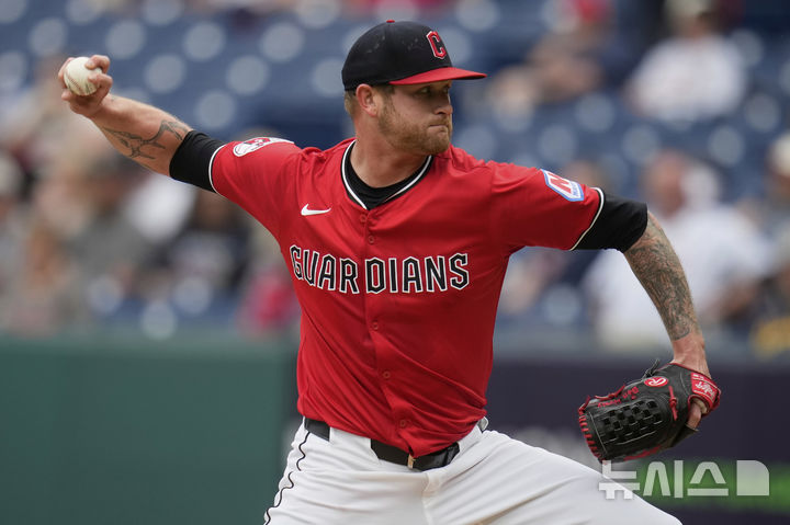 [클리블랜드=AP/뉴시스]클리블랜드 가디언스 우완 벤 라이블리가 지난달 13일 밀워키 브루어스전에 선발 등판해 역투하고 있다. 2025.05.13.