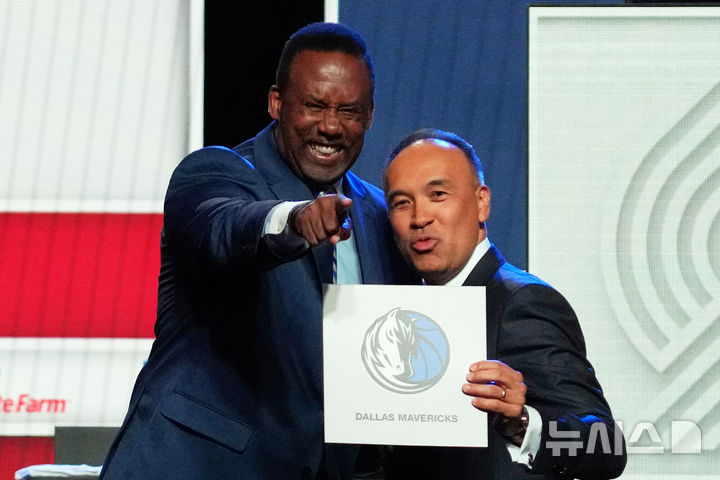 [시카고=AP/뉴시스] 미국프로농구(NBA) 댈러스 매버릭스, 다음 시즌 드래프트 1순위 지명권 획득. 2025. 5. 12.