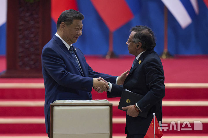 [베이징=AP/뉴시스] 시진핑(왼쪽) 중국 국가주석이 5월 13일 중국 베이징 국가회의센터에서 열린 중국-라틴아메리카∙카리브해 국가공동체(China-CELAC) 포럼 제4차 장관급 회의 개막식 개회사를 한 후 구스타보 페트로 콜롬비아 대통령과 악수하고 있다. 2025.12.11.