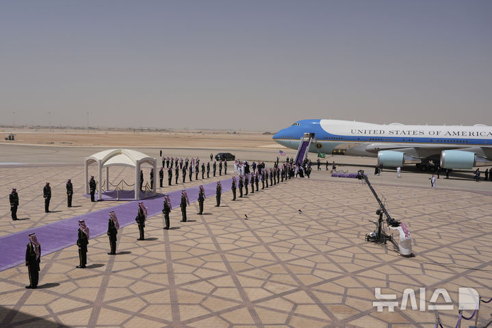 [리야드=AP/뉴시스] 도널드 트럼프 미국 대통령이 13일(현지 시간) 사우디아라비아 리야드 킹 칼리드 국제공항에 도착해 무함마드 빈 살만 왕세자와 걷고 있다. 2025.05.13.