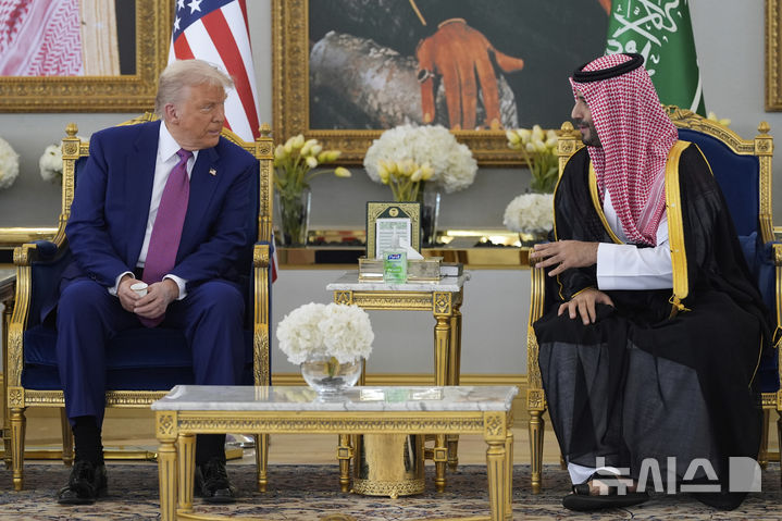 [리야드=AP/뉴시스] 도널드 트럼프 미국 대통령이 13일(현지 시간) 사우디아라비아 리야드 킹 칼리드 국제공항에서 무함마드 빈 살만 왕세자와 대화하고 있다. 2025.05.13.