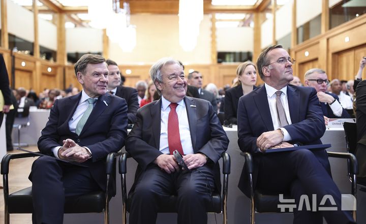 [AP/뉴시스] 구테흐스 유엔 사무총장(가운데)이 13일 독일 베를린 개최 유엔평화유지 장관급회의에 독일의 요한 바데풀 외무장관(왼쪽) 및 보리스 피스토리우스 국방장관과 나란히 앉아 있다