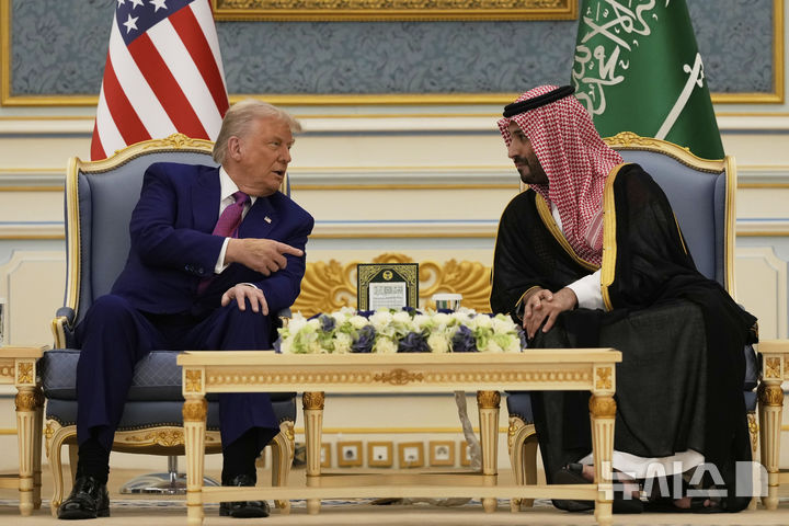 [리야드=AP/뉴시스]도널드 트럼프 미국 대통령(왼쪽)이 13일(현지 시간) 사우디아라비아 리야드 왕궁에서 무함마드 빈 살만 왕세자와 대화하고 있다. 2025.05.13.