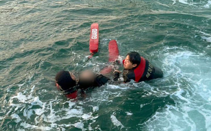 [부산=뉴시스] 12일 오전 부산해경이 부산 남항대교 인근 해상에 빠진 익수자를 구조하고 있다. (사진=부산해경 제공) 2025.05.13. photo@newsis.com *재판매 및 DB 금지