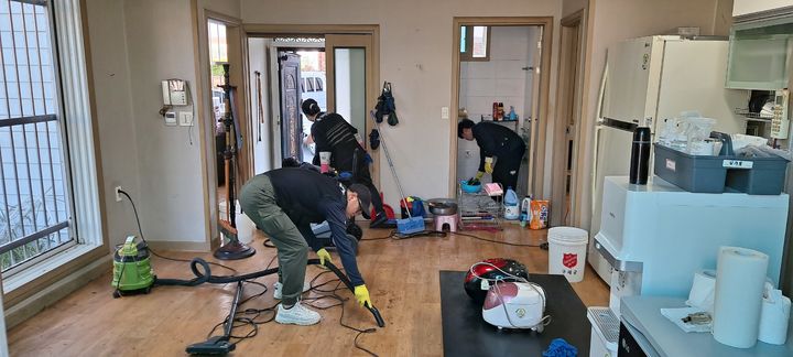 [보령=뉴시스] 보령시 복지정책과 행복키움지원팀 고난도 사례관리 대상 가구 주거환경 개선사업 모습. (사진=보령시청 제공) *재판매 및 DB 금지