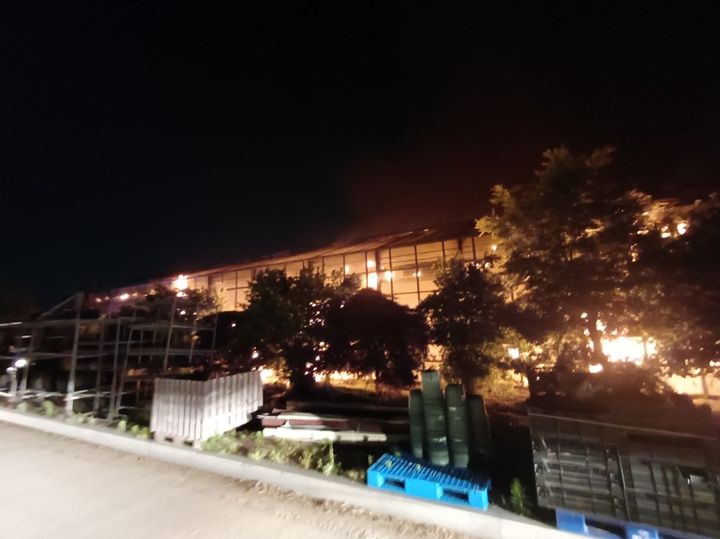 [아산]뉴시스] 지난 12일 밤 10시51분께 충남 아산시 도고면 봉농리 동식물 관련 시설에서 불이 나 내부가 불길로 인해 노랗게 변했다. (사진=아산소방서 제공) 2025.05.13. photo@newsis.com *재판매 및 DB 금지