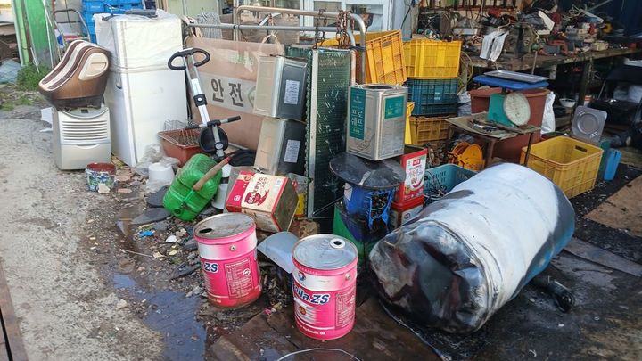 [칠곡=뉴시스] 고물상 화재. (사진=경북소방본부 제공) 2025.05.13 photo@newsis.com *재판매 및 DB 금지