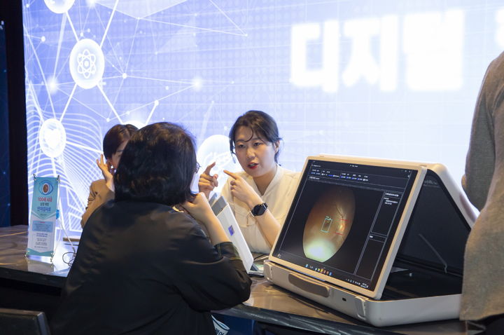 [서울=뉴시스] 행사에 참석한 의료진이 '위스키'와 '옵티나 제네시스'를 체험한 후, 제품에 대한 설명을 듣고 있다. (사진=대웅제약 제공) 2025.05.13. photo@newsis.com *재판매 및 DB 금지