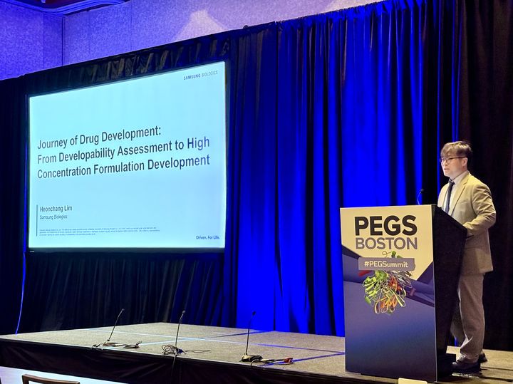 [서울=뉴시스] 임헌창 CDO개발센터 제형개발그룹장이 12일(현지시간) 미국 보스턴에서 열린 'PEGS 보스턴' 학회에서 삼성바이오로직스의 주요 CDO 서비스들을 소개하고 있다. (사진=삼성바이오로직스 제공) 2025.05.13. photo@newsis.com&nbsp; *재판매 및 DB 금지