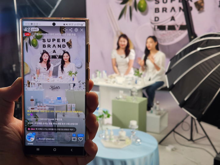 [서울=뉴시스] CJ올리브영(올리브영)은 자체 라이브 커머스 채널 '올영라이브'의 누적 방송 횟수가 1000회를 기록했다고 13일 밝혔다. (사진=올리브영 제공) *재판매 및 DB 금지