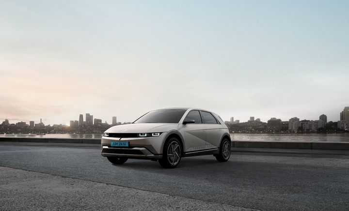 [서울=뉴시스] 현대자동차가 고객 선호도가 높은 편의 및 안전 사양을 기본 적용하고 가격 인상을 최소화한 '2025 아이오닉 5'와 '2025 코나 일렉트릭'을 출시하고 본격 판매에 돌입한다고 13일 밝혔다. 사진은 2025 아이오닉 5 외장 (사진=현대차 제공) photo@newsis.com *재판매 및 DB 금지