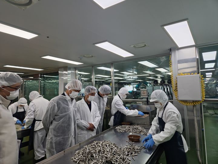 경기도농수산진흥원, 학교급식 수산물 점검(사진=경기도농수산진흥원 제공) *재판매 및 DB 금지