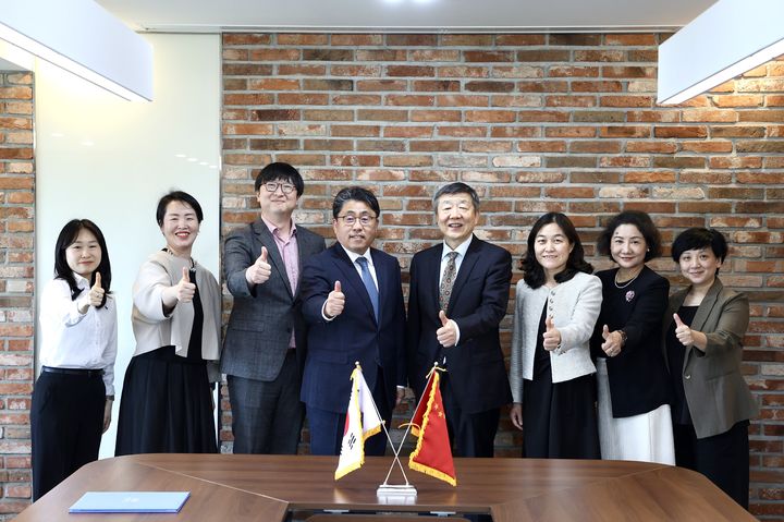 양교 관계자들이 협정식에서 기념사진을 촬영하고 있다. (사진=서울시립대 제공) *재판매 및 DB 금지