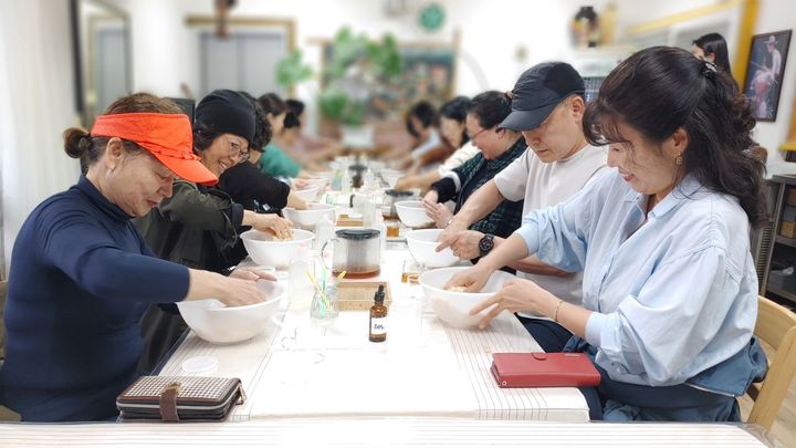 [청양=뉴시스] 조명휘 기자 = 청양군 들숨여행 참가자들이 구기자비누를 만들고 있다. (사진= 청양군 제공) 2025.05.13. photo@newsis.com *재판매 및 DB 금지