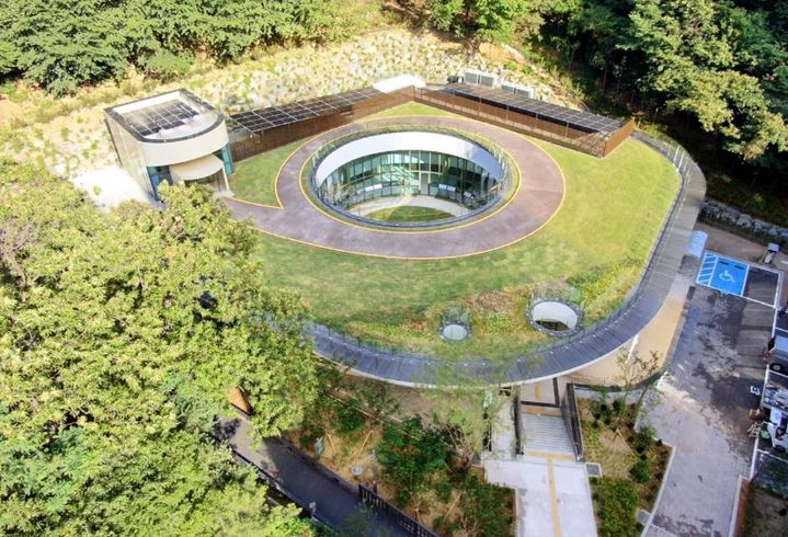 [서울=뉴시스] 방배숲환경도서관. 2025.05.13 (사진 제공=서초구청) photo@newsis.com *재판매 및 DB 금지