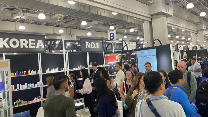 럭스팩 뉴욕 2025에 참가한 에스엠씨지 부스와 관람객 모습. (사진=에스엠씨지) *재판매 및 DB 금지