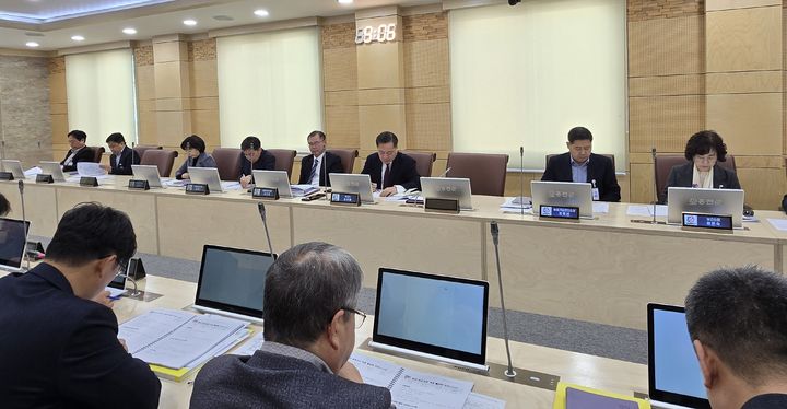 [홍천=뉴시스] 13일 홍천군(군수 신영재)은 고물가, 고금리 등으로 어려움을 겪는 민생과 지역경제에 활력을 불어넣기 위해 2025년 제1회 추가경정예산을 편성, 본격적인 후속 대책 시행에 나선다 고 밝혔다. 홍천군 제공. *재판매 및 DB 금지