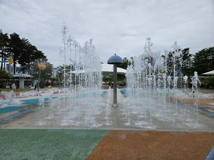 [부산=뉴시스] 부산시민공원 물놀이마당 (사진=부산시설공단 제공) 2025.05.13. photo@newsis.com *재판매 및 DB 금지