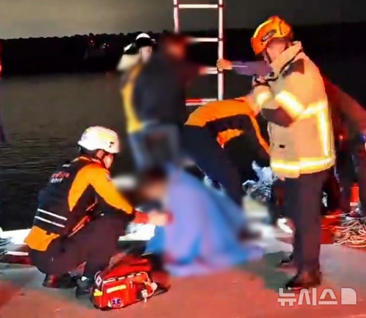 [제주=뉴시스] 12일 오후 제주 서귀포시 화순항에서 차량이 추락해 소방당국이 탑승자를 구조하고 있다. (사진=제주소방안전본부 제공) 2025.05.13. photo@newsis.com