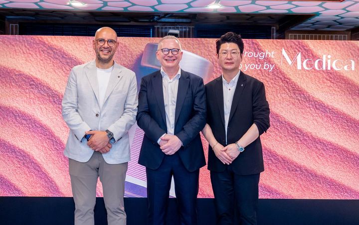 [서울=뉴시스] 보툴렉스 아랍에미리트 론칭 행사에서 (왼쪽부터) 안드레 다우드 메디카그룹 CEO , 메인 연자 에릭 코퍼르트, 지승욱 휴젤 부사장이 기념 사진을 촬영하고 있다. (사진=휴젤 제공) 2025.05.13. photo@newsis.com *재판매 및 DB 금지