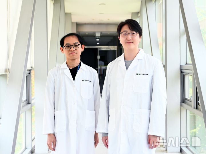 [창원=뉴시스]암세포 DNA 조기 검출하는 빛·인공지능 기반 초고감도 바이오센서를 개발한 한국재료연구원 바이오·헬스재료연구본부 선임연구원 정호상(오른쪽) 박사와 살라후딘 학생연구원.(사진=한국재료연구원 제공) 2025.05.13. photo@newsis.com