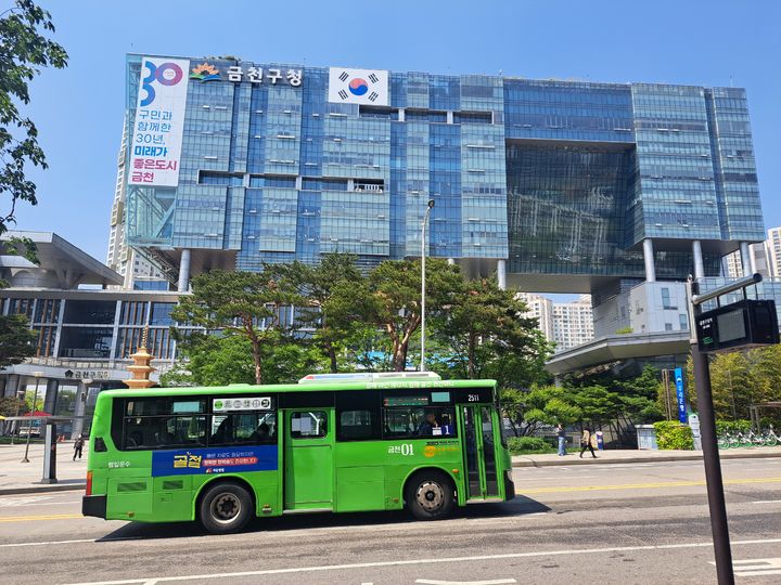 [서울=뉴시스]금천구에서 운행하고 있는 마을버스 01번.