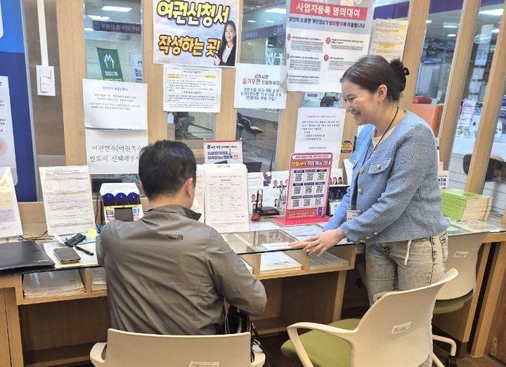 민원인 안내하는 자누르씨 *재판매 및 DB 금지