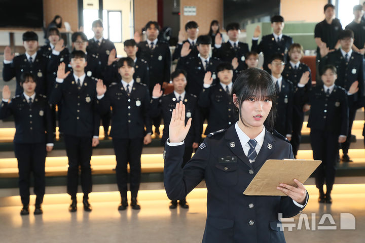[전주=뉴시스]윤난슬 기자 = 전북 우석대학교 경찰행정학과는 13일 전주캠퍼스 대학 본관 23층 완주·우석 전망대 W-SKY 23에서 신입생 제복 착복 및 승급식을 진행했다고 밝혔다.2025.05.13.(사진=우석대 제공)