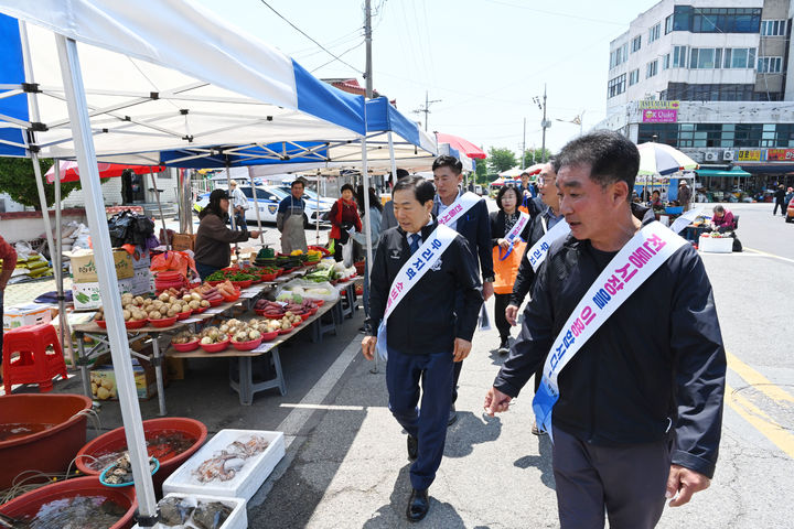 [창녕=뉴시스] 성낙인 군수가 군 관계자들과 함께 남지시장을 방문해 지역 농산물과 생필품을 구입하며 전통시장 장보기 캠페인에 참여하고 있다. (사진= 창녕군 제공) 2025.05.13. photo@newsis.com *재판매 및 DB 금지