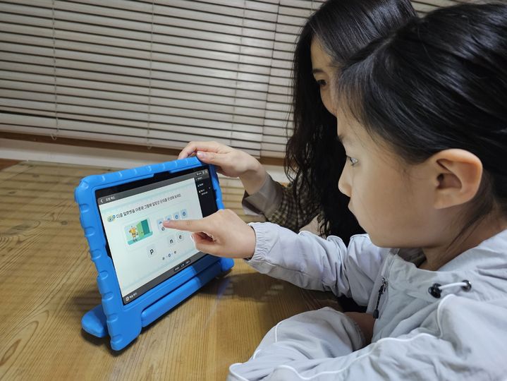 [대구=뉴시스] 대구시교육청은 인공지능(AI) 디지털교과서를 가정에서도 효과적으로 활용할 수 있도록 학부모를 대상으로 안내자료를 배포했다. (사진=대구교육청 제공) 2025.05.13. photo@newsis.com *재판매 및 DB 금지