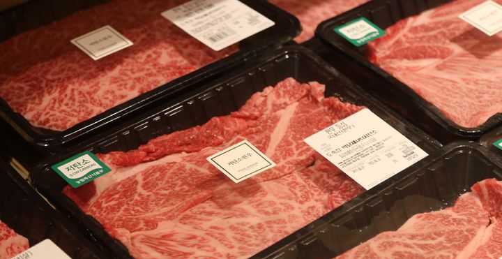 [세종=뉴시스] 저탄소 인증 스티커가 부착된 축산물. (사진=축산물품질평가원 제공) *재판매 및 DB 금지