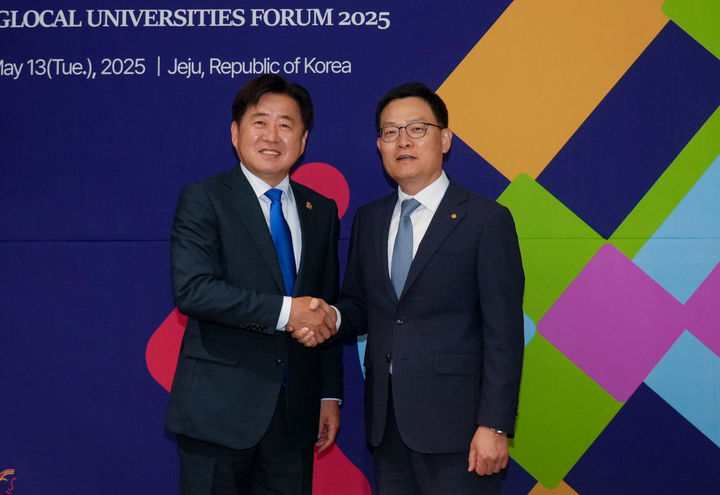 [제주=뉴시스] 오영훈 제주도지사(왼쪽)는 12일 서귀포시 부영호텔에서 손재일 한화에어로스페이스·한화시스템 대표를 만나 우주산업 협력을 논의하고 있다. (사진=제주도 제공) 2025.05.13. photo@newsis.com *재판매 및 DB 금지