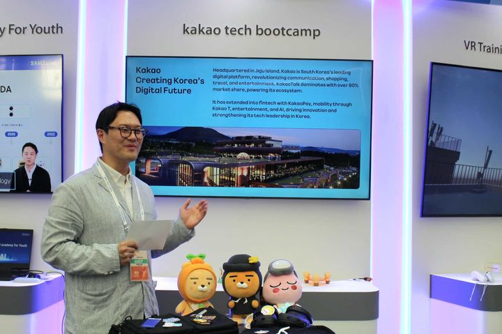 [서울=뉴시스] 카카오가 지난 6일부터 12일까지 열린 제주국제컨벤션센터에서 열린 아시아-태평양 경제협력체(APEC) 고용노동장관회의 부대 행사인 고용노동부 전시에 초청돼 디지털 인재 양성 프로그램 '카카오테크 부트캠프'를 소개했다고 13일 밝혔다. (사진=카카오 제공) *재판매 및 DB 금지