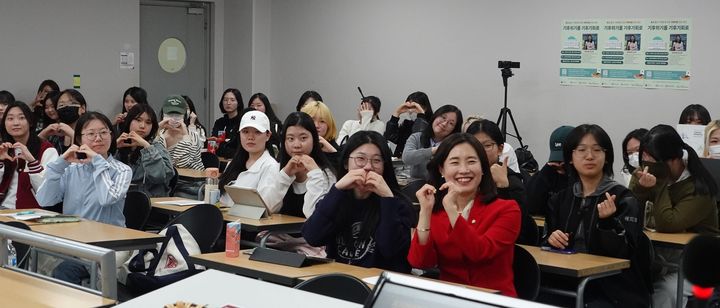 김소희 국회의원과 학생들이 특강이 끝난 후 단체 사진을 촬영하고 있다. (사진=덕성여대 제공) *재판매 및 DB 금지