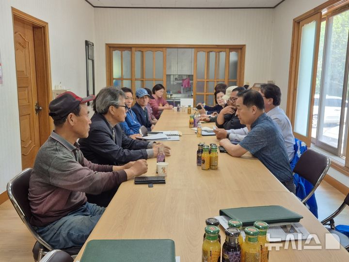 [완주=뉴시스] 완주군의회 서남용, 김규성 의원이 비봉면 백도리 현암마을 주민들을 만나 민원을 청취하는 시간을 가지고 있다. *재판매 및 DB 금지